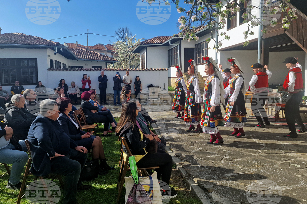 Разград - етнолог - книга - демонстрация