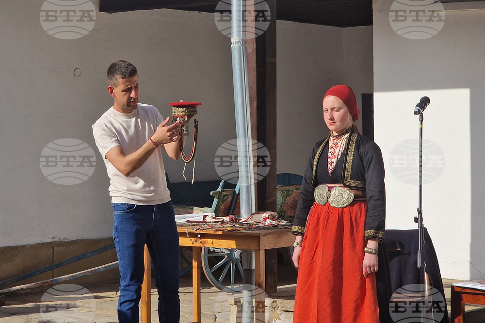 Разград - етнолог - книга - демонстрация