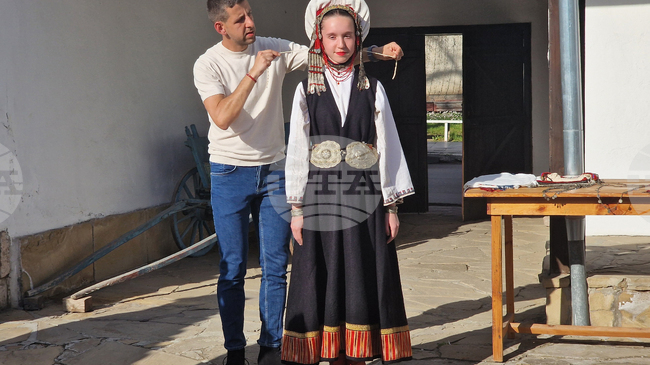 Етнологът Светослав Петров представи в Разград книгата си „Сокаи“, посветена на традиционното невестинско забраждане, като направи и демонстрация