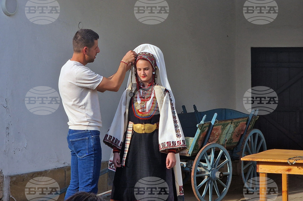 Разград - етнолог - книга - демонстрация