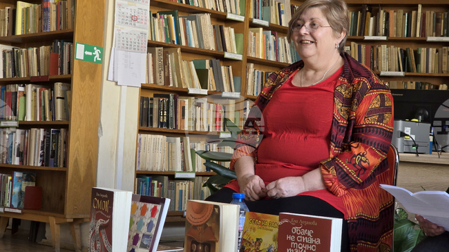 Чета произведенията си като читател, не като писател, каза в Ловеч авторката на „Смок“ Ели Лозанова