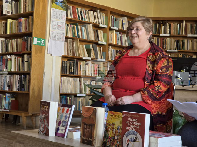 Чета произведенията си като читател, не като писател, каза в Ловеч авторката на „Смок“ Ели Лозанова