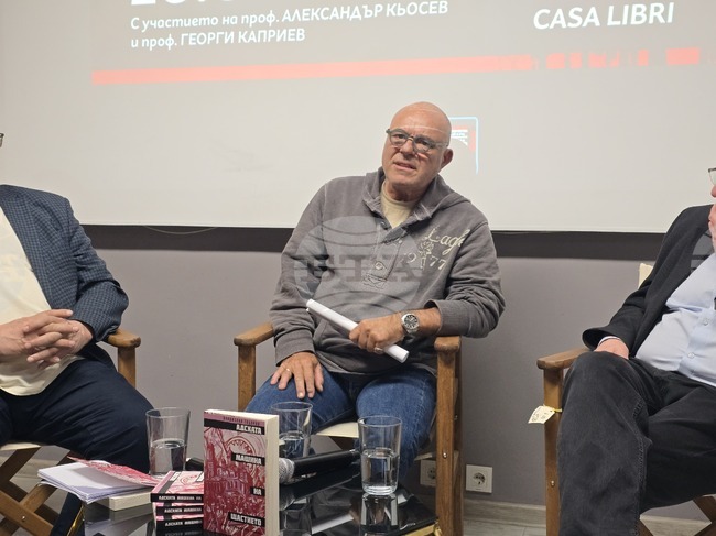 За мен написването на „Адската машина на щастието“ беше анархистичен акт, каза авторът на романа Владислав Тодоров