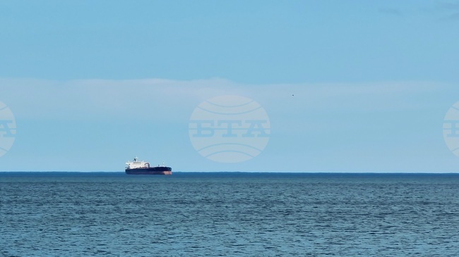 Tanker under Foreign Flag Stranded by Ahtopol, Bad Weather Preventing Crew's Evacuation