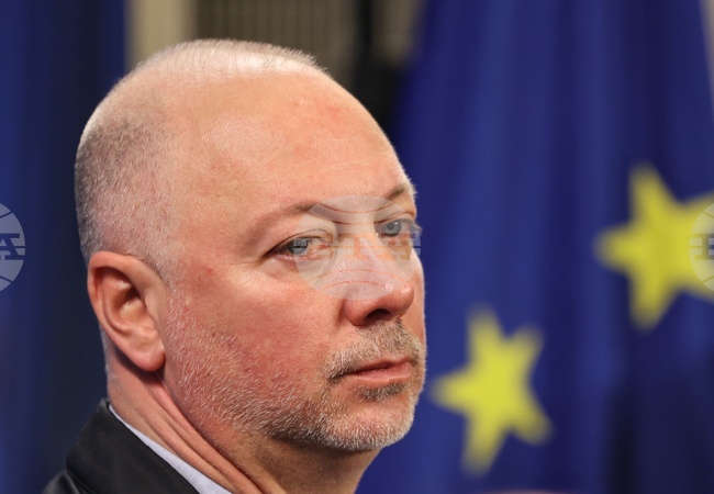 Гаранциите за сигурност за Украйна трябва да включват устойчива подкрепа както от ЕС, така и от САЩ, написа Росен Желязков