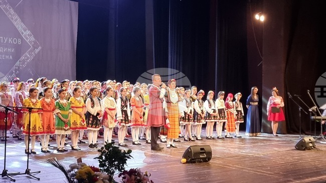 С концерт спектакъл от Смолян започна националното турне на Илия Луков „С България в сърцето“