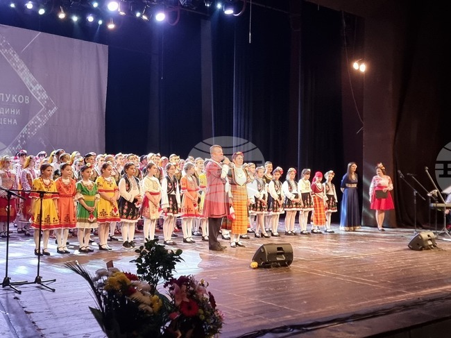 С концерт спектакъл от Смолян започна националното турне на Илия Луков „С България в сърцето“