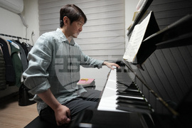 South Korea One Handed Pianist