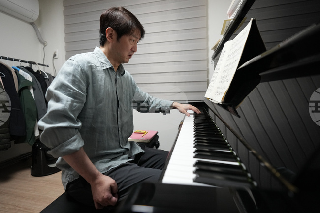 South Korea One Handed Pianist