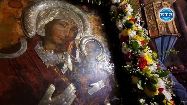 Чудотворната икона „Света Богородица – Вратарница“ бе почетена с литийно шествие в Роженския манастир