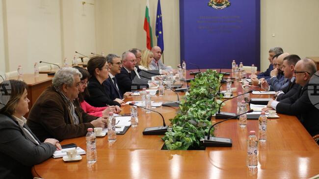 Служебният министър Трайков обсъди с представителите на държавните енергийни дружества и КЕВР балансирането на система