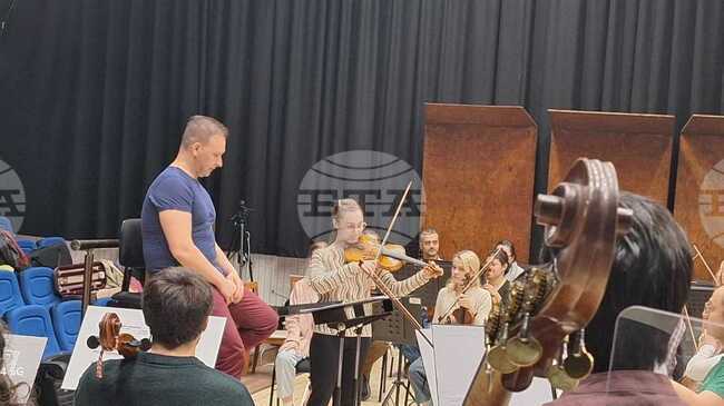 Български диригент с международна кариера и млада сръбска цигуларка откриват 40-ия Младежки музикален форум със Симфониета – Враца