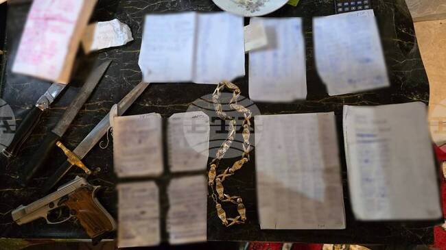 Списъци с имена и суми, незаконно оръжие и марихуана са иззети от адрес в Ихтиман, съобщиха от полицията