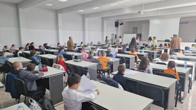 Предварителният кръг на осмото издание на състезанието по краснопис и правопис за първокласници се състоя в Шуменския университет