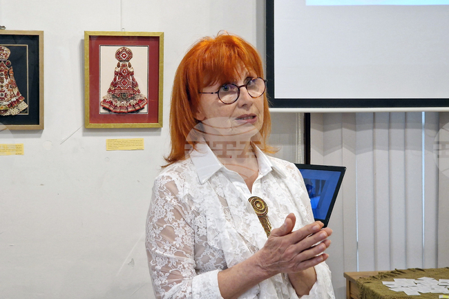 Румяна Белева подреди изложба в Самоков на женски фигури, направени от естествени материали, оформени и рамкирани като картини