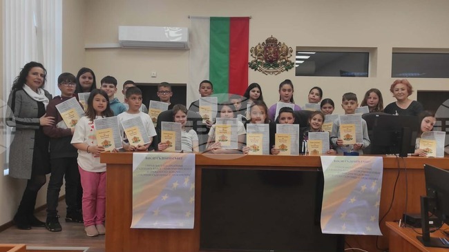 Четвъртокласници от Търговище посетиха съдебната палата по повод Деня на конституцията, юриста и съдебния служител