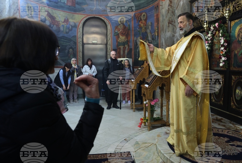 Храм „Св. Богородица - Живоприемни източник“ - литургия