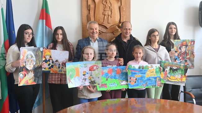 Кметът на Монтана Златко Живков награди деца, отличени в конкурса "С очите си видях бедата"