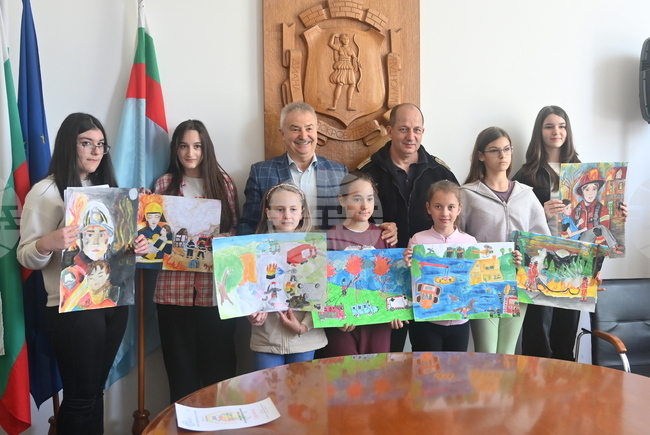Кметът на Монтана Златко Живков награди деца, отличени в конкурса "С очите си видях бедата"