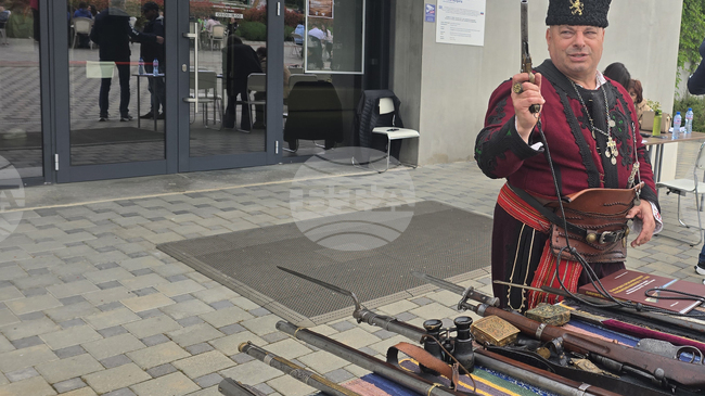 Колекция от старинни огнестрелни оръжия беше представена от Лъчезар Янакиев от Сдружение "Русалии Петрич"