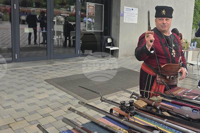 Колекция от старинни огнестрелни оръжия беше представена от Лъчезар Янакиев от Сдружение "Русалии Петрич"