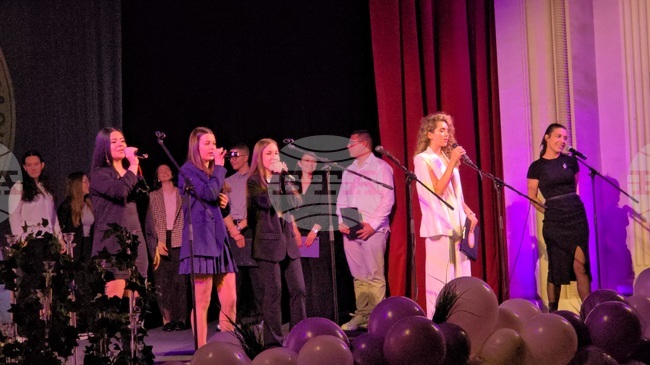 Езиковата гимназия в Ловеч отбеляза тържествено своя празник