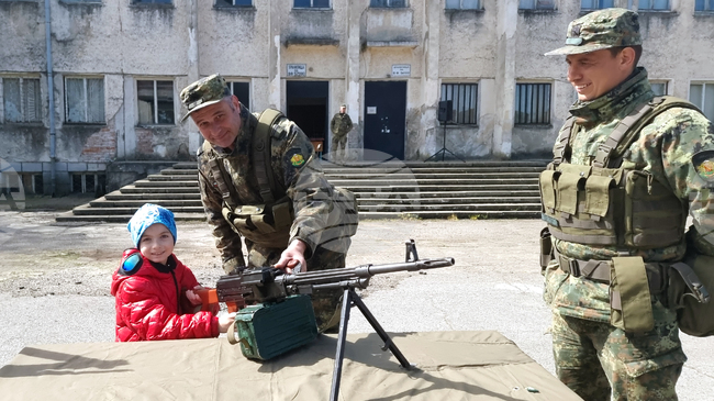 Ден на отворените врати в 42-ри механизиран батальон край Ямбол събра посетители на различна възраст