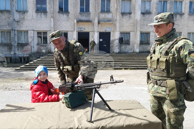 Ден на отворените врати в 42-ри механизиран батальон край Ямбол събра посетители на различна възраст