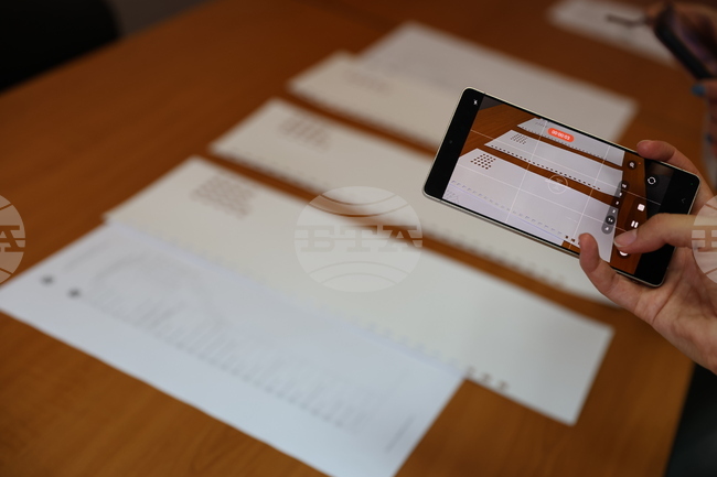 Има членове на секционни избирателни комисии, които не са се явили и се извършва замяната им, съобщи председателят на РИК-Благоевград 