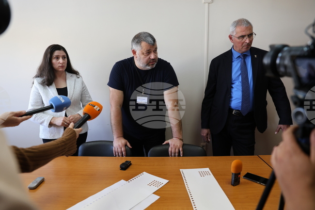 Около 300 замени на членове в секционни комисии са извършени до момента, каза на брифинг председателят на РИК – Благоевград