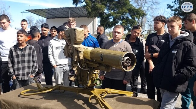 Ден на отворените врати в 42-ри механизиран батальон край Ямбол събра посетители на различна възраст