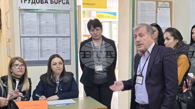 Специализирана трудова борса в шивашкия сектор срещна работодатели и търсещи работа в Кърджали