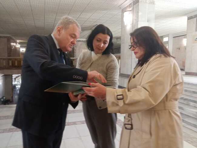Водачът на листа на „БСП - Обединена левица" в Добрич Сияна Фудулова и Румен Петков дариха исторически книги на регионалната библиотека в Добрич 