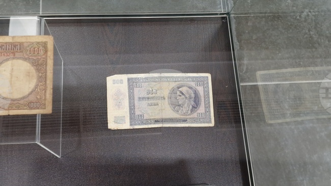 В гостуващата в Радомир изложба „Разкази за книжните пари“ е показана банкнота от 500 лв. с лика на местна жена