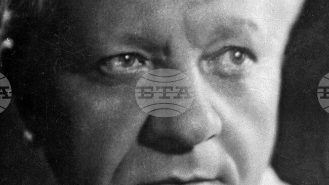 Театърът трябва да култивира у човека хубави чувства, казва Стефан Савов (1896-1969)