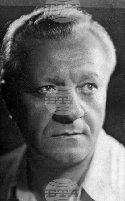 Театърът трябва да култивира у човека хубави чувства, казва Стефан Савов (1896-1969)