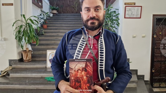  Искрен Красимиров, преоблечен като Бенковски, представи новата си книга за Априлското въстание във Велико Търново