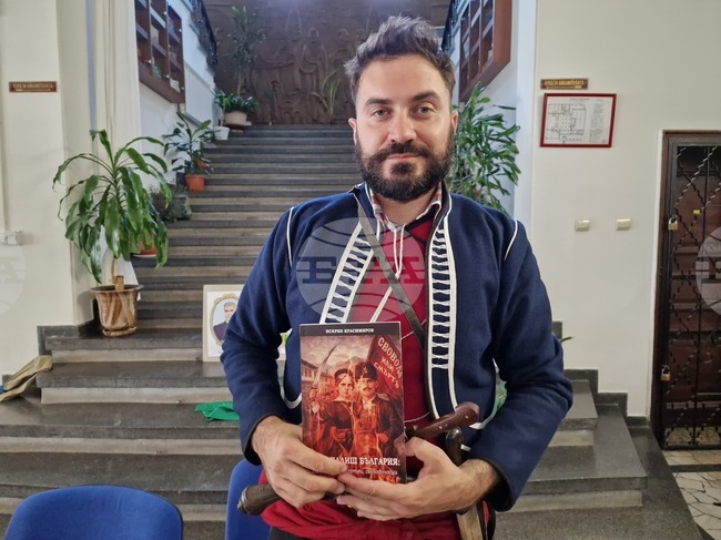  Искрен Красимиров, преоблечен като Бенковски, представи новата си книга за Априлското въстание във Велико Търново