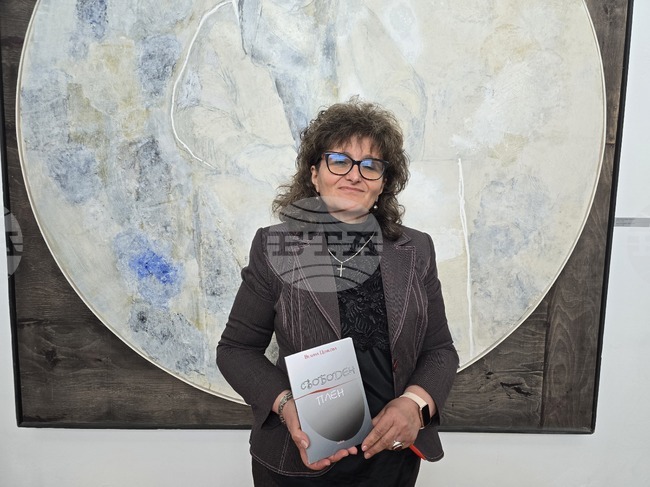 „Свободен плен" е новата стихосбирка на плевенската поетеса Велина Ценкова