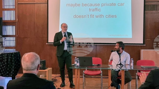 Въпросът не е в това да сме противници на придвижването с автомобили, а да намерим правилния баланс, каза арх. Паоло Гандолфи на конференция за веломобилност 