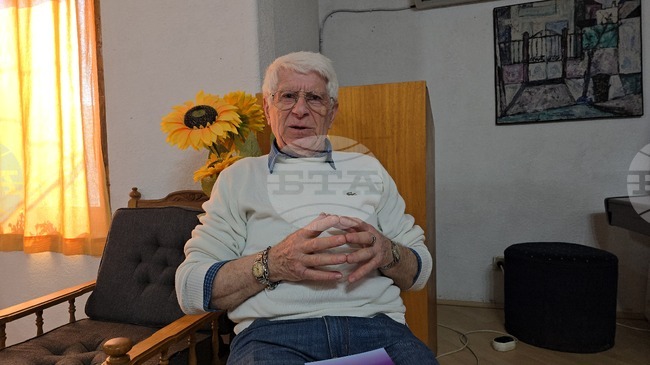 Съученици на Владо Даверов от Немската гимназия в Ловеч, от която той е отстранен, решиха да го „върнат“ в редиците ѝ на представяне на нова книга