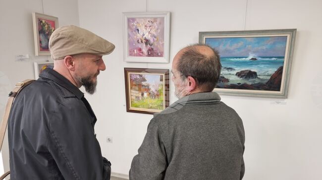 Утвърдени имена и млади творци участват в изложбата „Пролетен салон”, открита в Ямбол