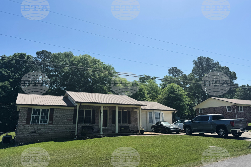 EU-France-US-Immigration-Elderly-Woman