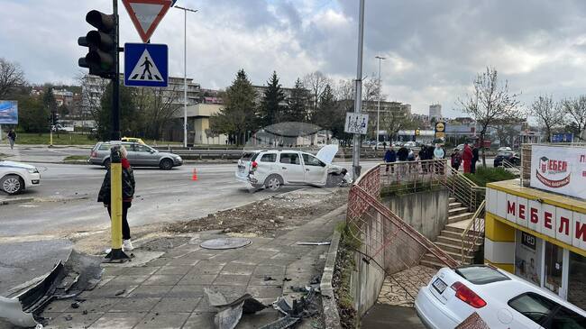 Трима души са откарани в шуменската болница след катастрофа на бул. “Симеон Велики” в града 