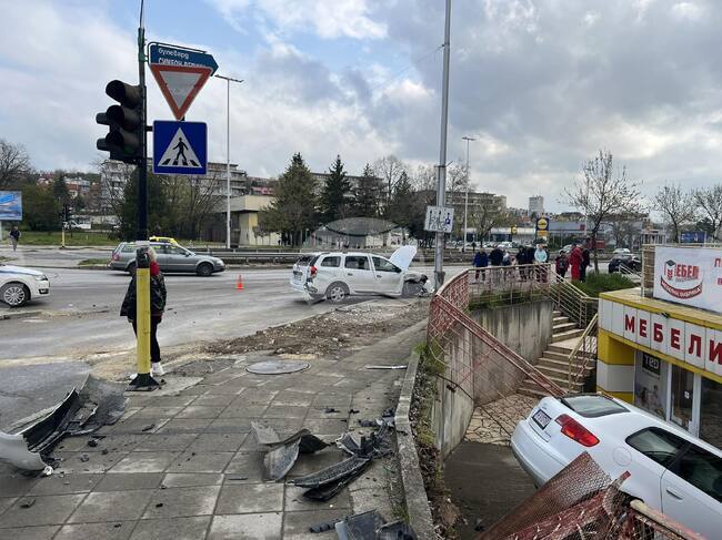 Трима души са откарани в шуменската болница след катастрофа на бул. “Симеон Велики” в града 