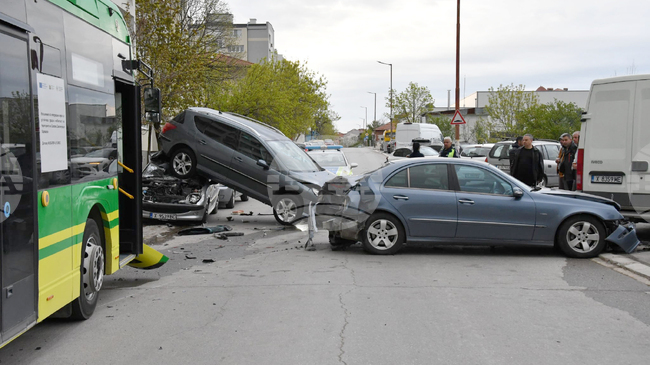 Шофьорът на автобус в Хасково, ударил паркирани автомобили, е дал положителна проба за бензодиазепин, съобщиха от полицията