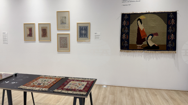 Изложбата "Нишките на паметта" в Казанлък представя делото на майстора килимар и изследовател Димитър Велев