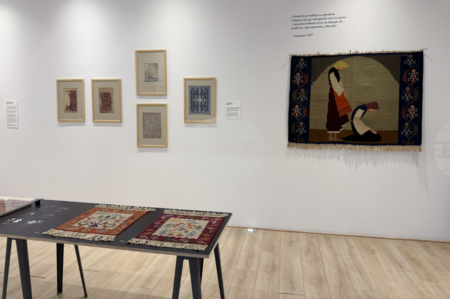 Изложбата "Нишките на паметта" в Казанлък представя делото на майстора килимар и изследовател Димитър Велев