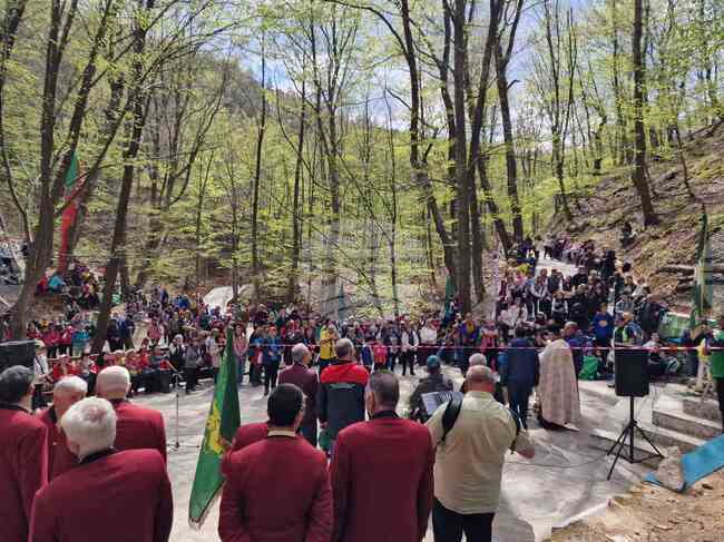 Повече от 500 души участваха в поход на Българския туристически съюз, посветен на 150-ата годишнина от Априлското въстание