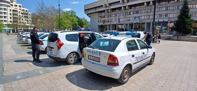 Секционните избирателни комисии в Русенско започнаха да получават бюлетините, книжата и машините за вота утре. Над 3000 души са ангажирани в СИК-овете 